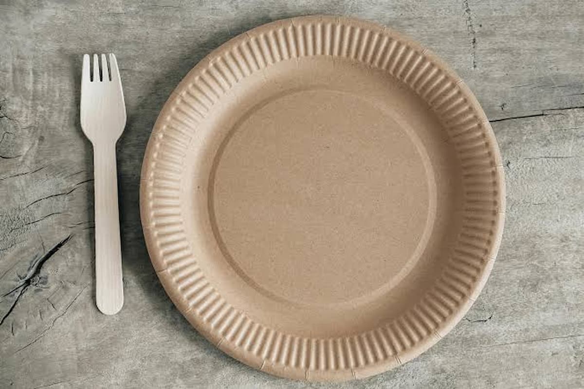 Sådan dækker du et elegant bord til store forsamlinger med bionedbrydelige paptallerkener og rulledug i stoflook